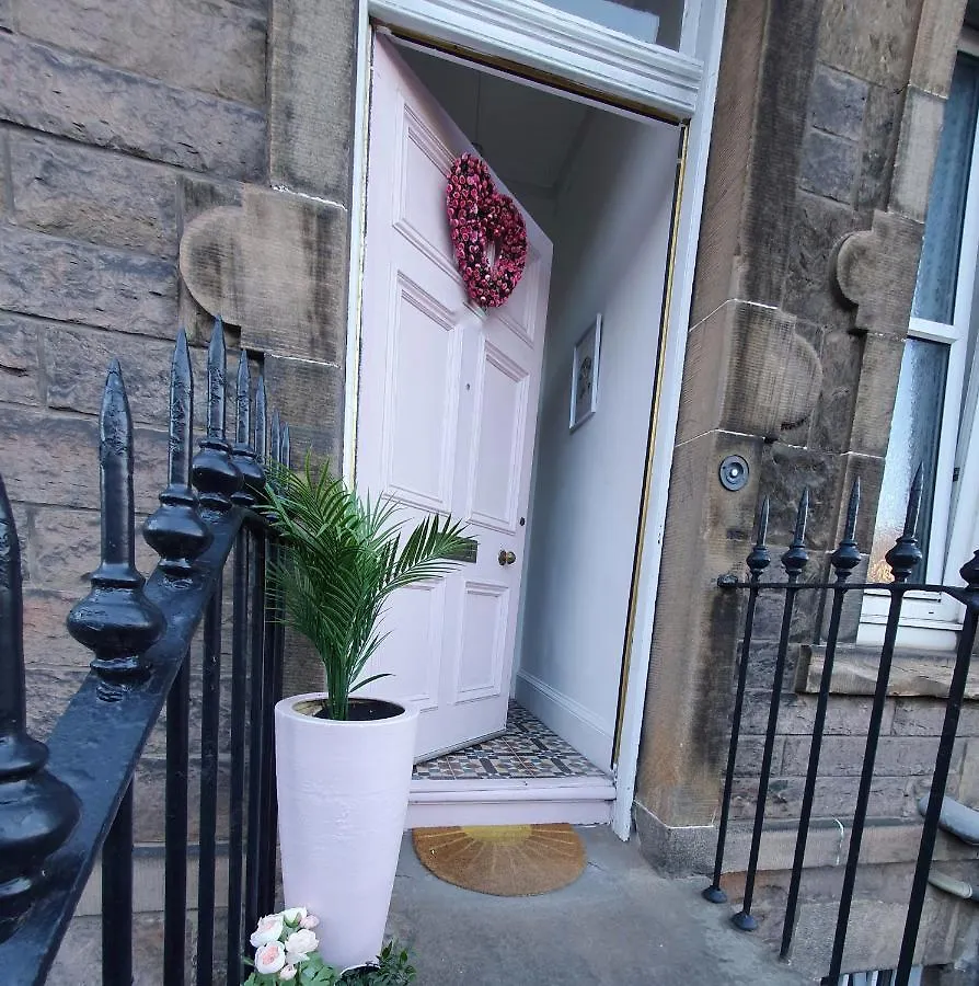 Apartment Ferienwohnung The Flat With The Pink Door EDI